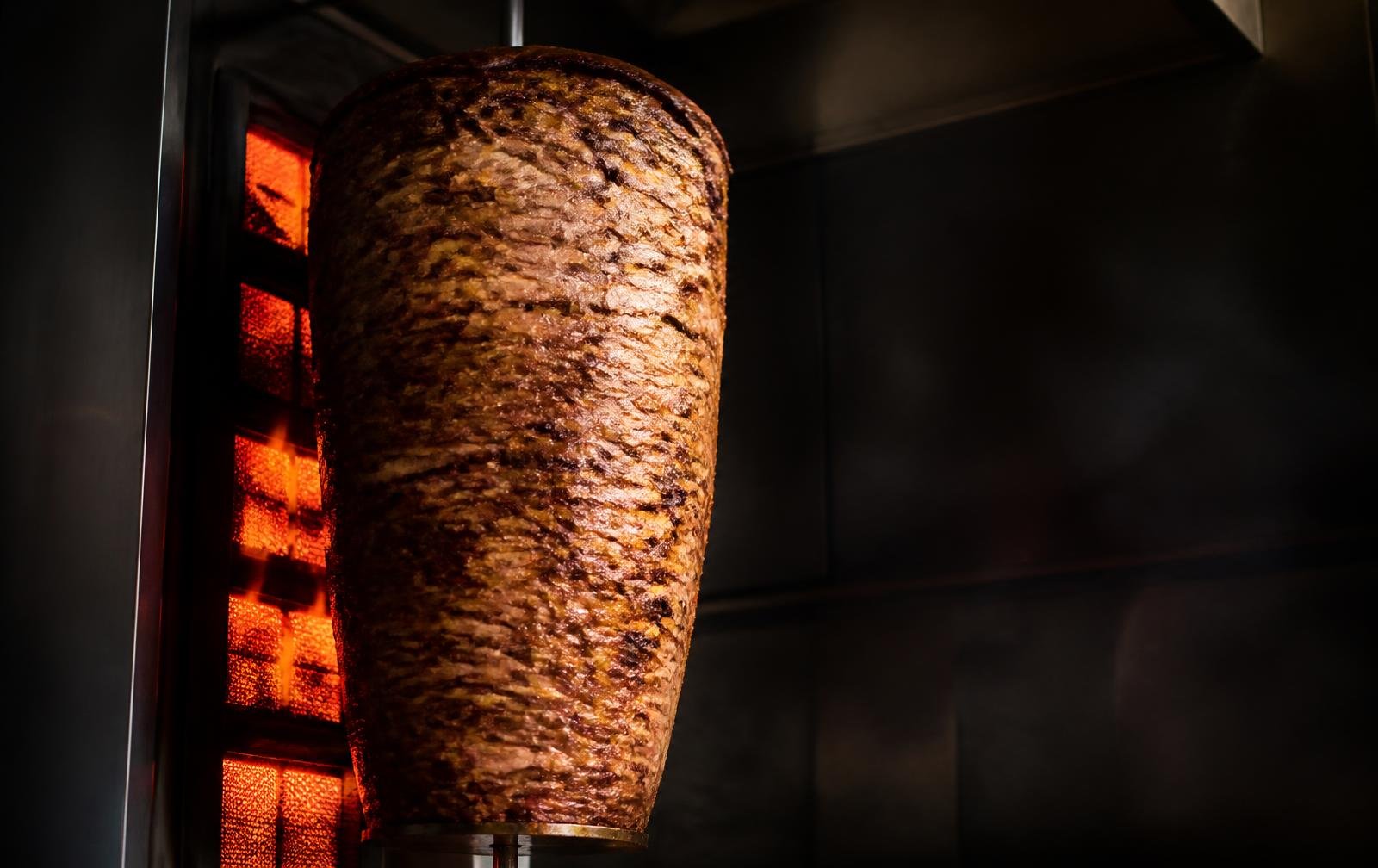 Döner şişi odun közü qarşısında